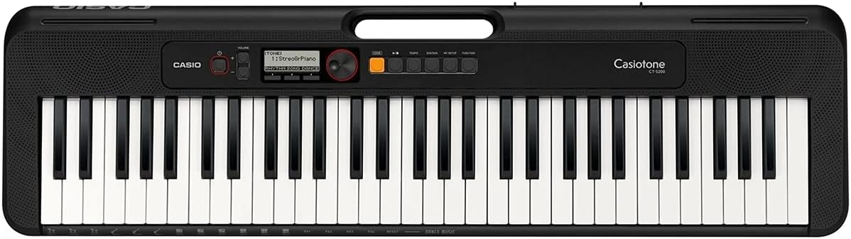 Teclado Casio Casiotone CT-S200BKC2 com 61 teclas visto de cima, painel de controle e alça para transporte.