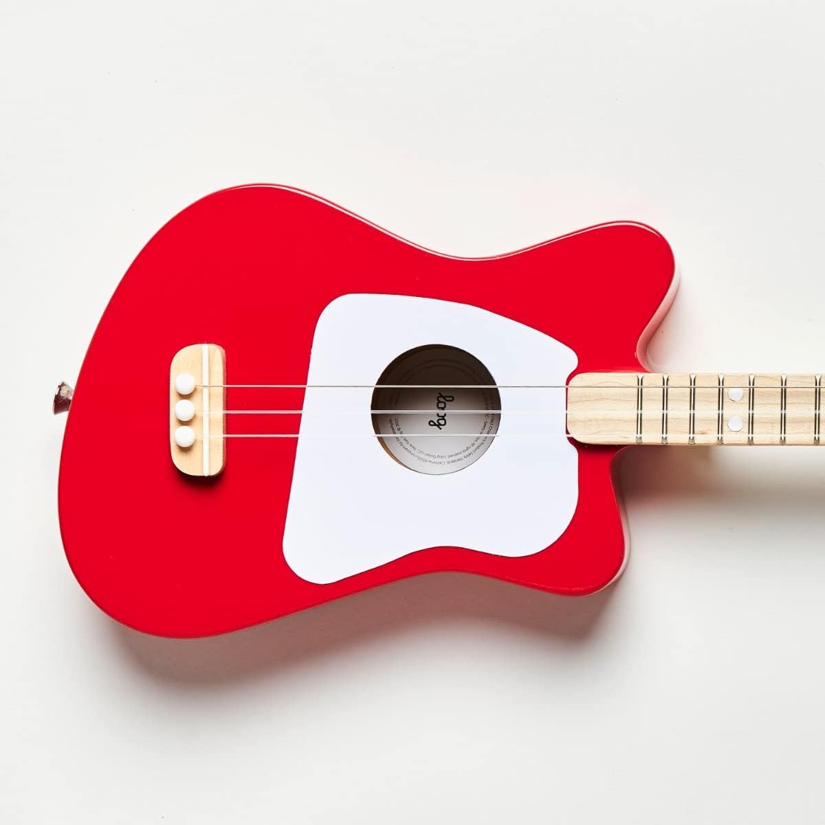 Close no corpo da guitarra Loog Mini vermelha 3 cordas para crianças iniciantes