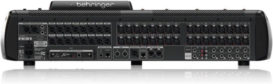 Vista traseira da mesa de som digital Behringer X32 mostrando conexões XLR, USB, MIDI e rede