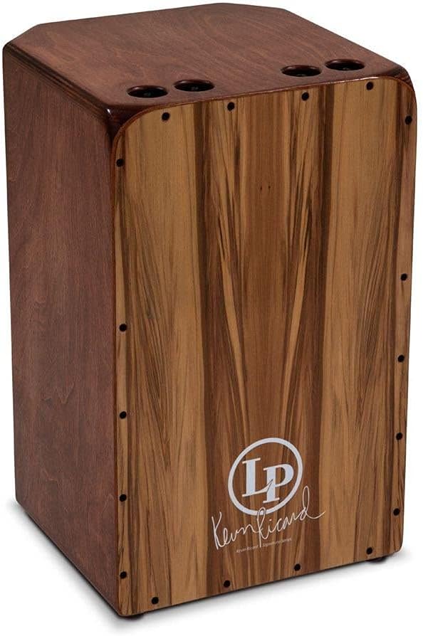Cajon LP Americana Kevin Ricard Signature em madeira clara com design inovador e detalhes visíveis.
