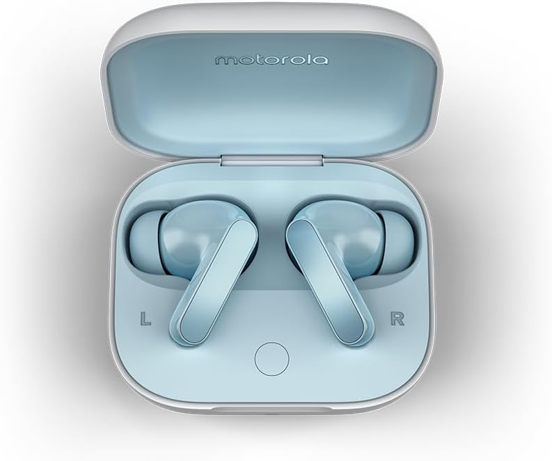Estojo aberto com fones Motorola Moto Buds azul claro vistos de cima.