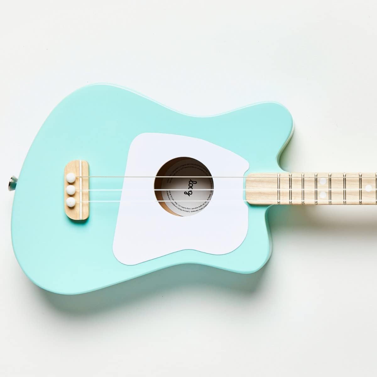 Close no corpo da guitarra acústica infantil Loog Mini azul claro com 3 cordas