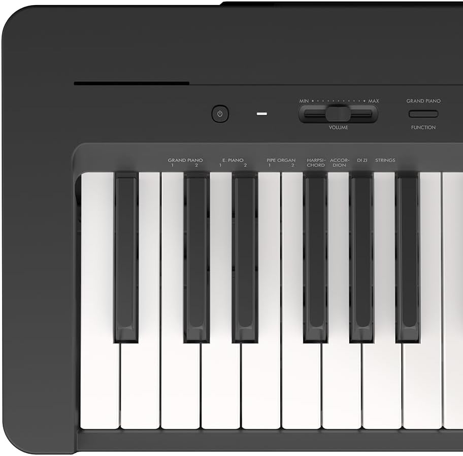 Detalhe do painel de controle do piano digital Yamaha P-145B com botões e seleção de timbres