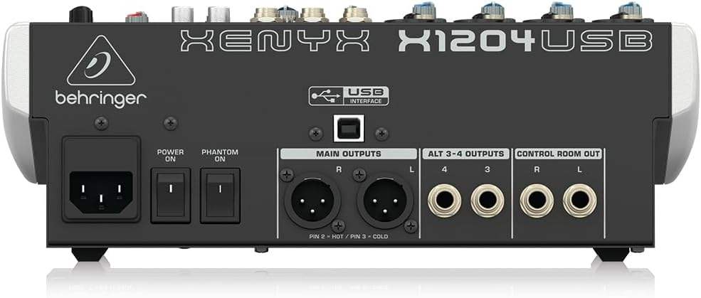Conexões traseiras da mesa de som Behringer X1204USB com saídas XLR, USB e controles de energia