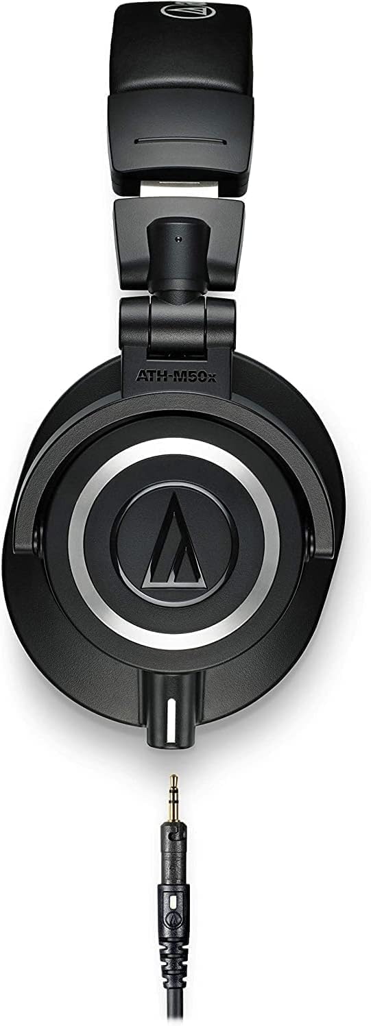 Fone de ouvido Audio-Technica ATH-M50x preto com cabo removível conectado, vista lateral.