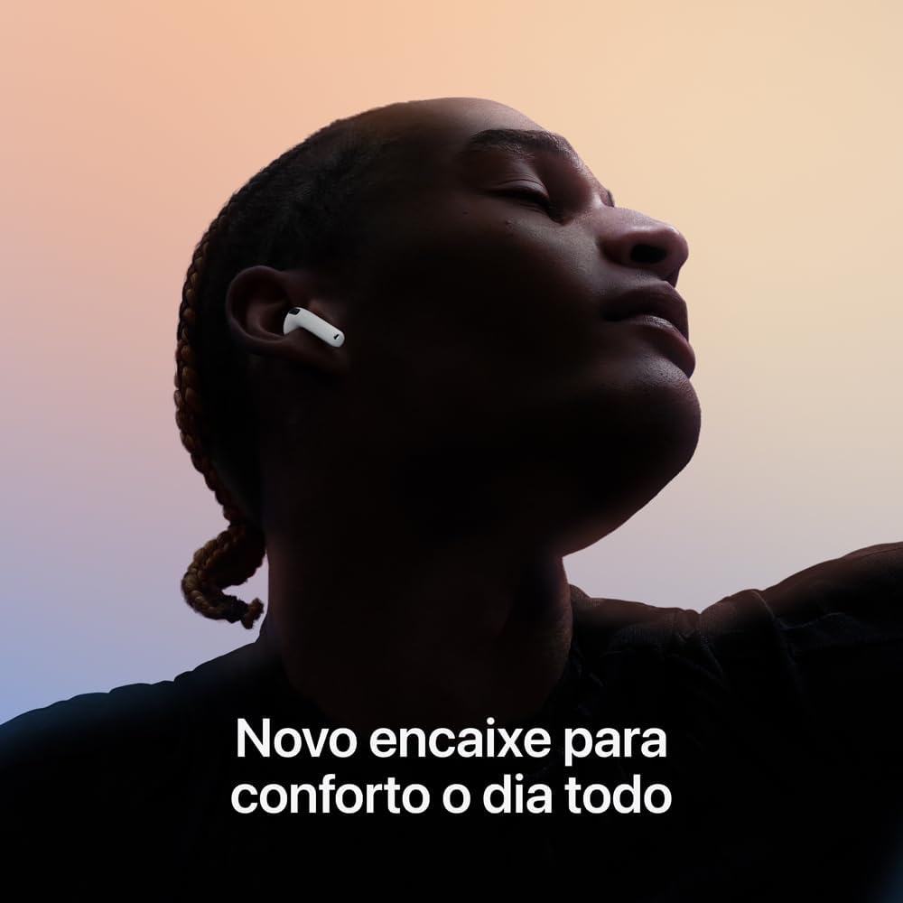 Pessoa usando Apple AirPods 4 branco, mostrando conforto e encaixe ergonômico, texto sobre conforto o dia todo.