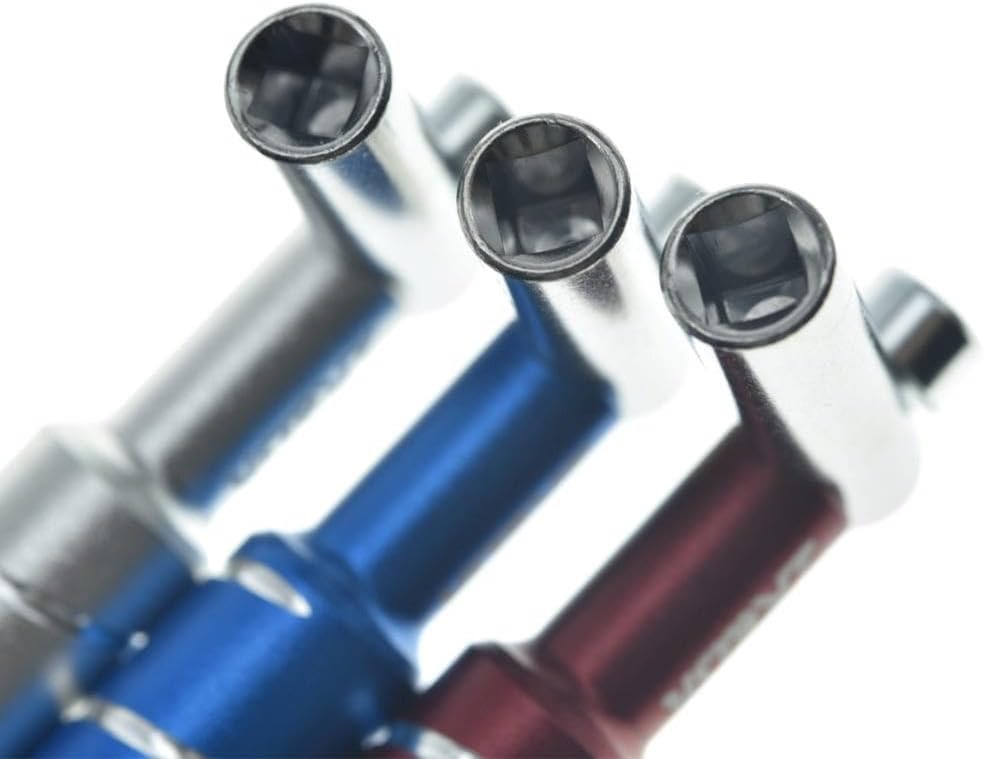 Close nas extremidades hexagonais das chaves de afinação para bateria KAISH em prata, azul e vermelho