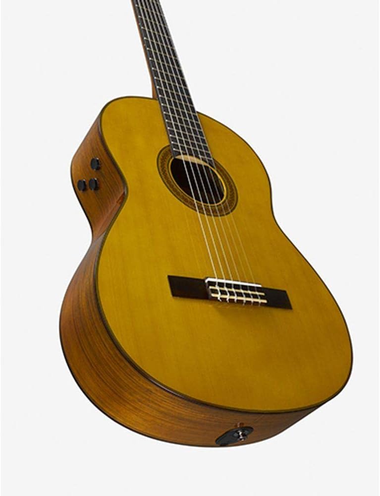 Violão Yamaha Transacoustic CG TA natural visto em ângulo mostrando botões laterais