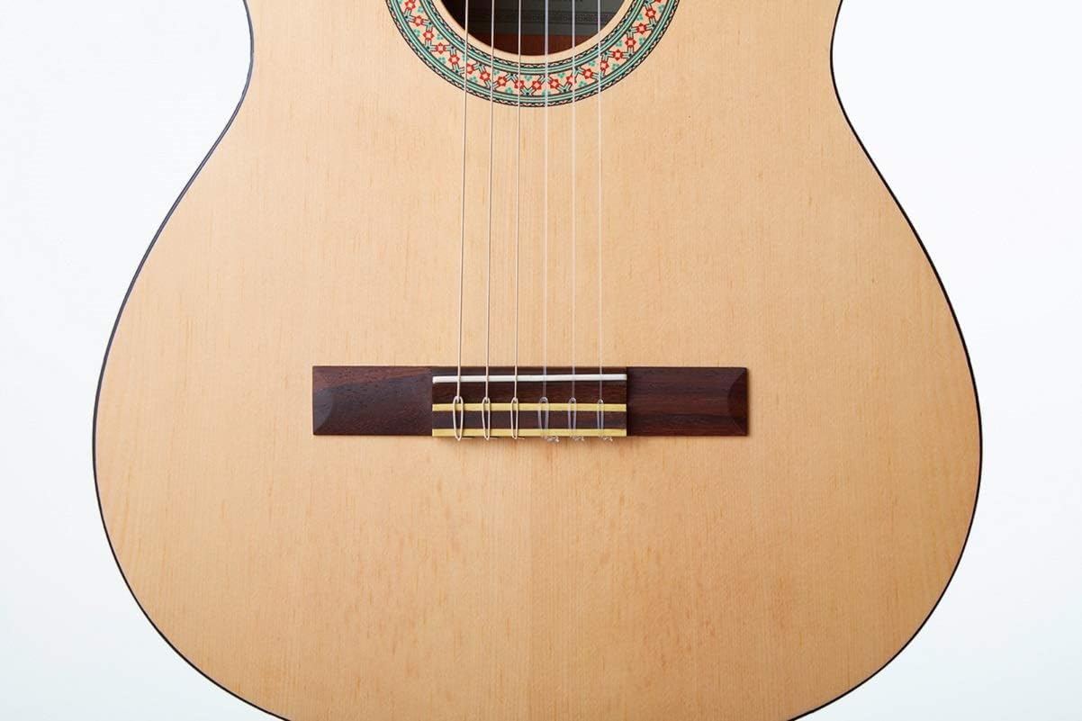 Close no cavalete em madeira escura e cordas de nylon do violão Yamaha C40MII com verniz fosco
