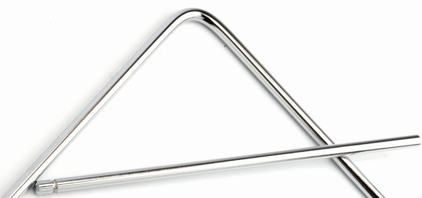 Close do triângulo médio Luen em alumínio cromado 25 cm com vareta metálica para uso musical.