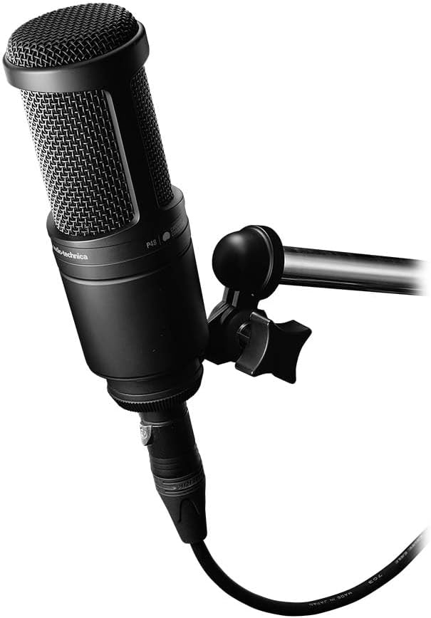 Microfone condensador Audio-Technica AT2020 preto em suporte com cabo conectado