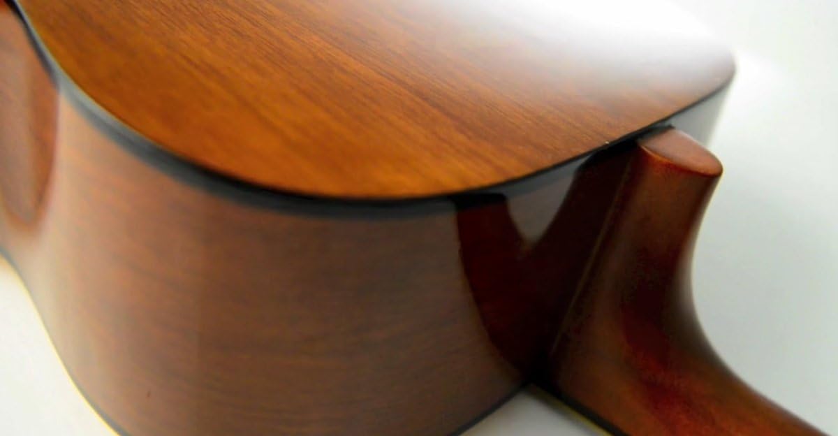 Detalhe da junção do braço com corpo do violão Yamaha F 310 com acabamento natural