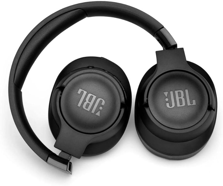 Fone JBL Tune 710BT preto dobrável visto de cima com conchas fechadas