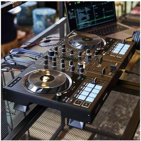 Hercules DJ Control Inpulse 500 controlador DJ com pads RGB em uso com notebook e fones.