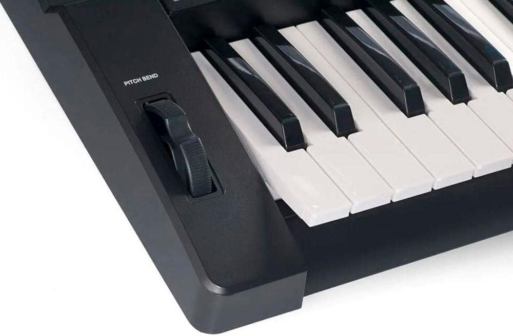 Detalhe do pitch bend do teclado Revas KB-330 próximo às teclas.