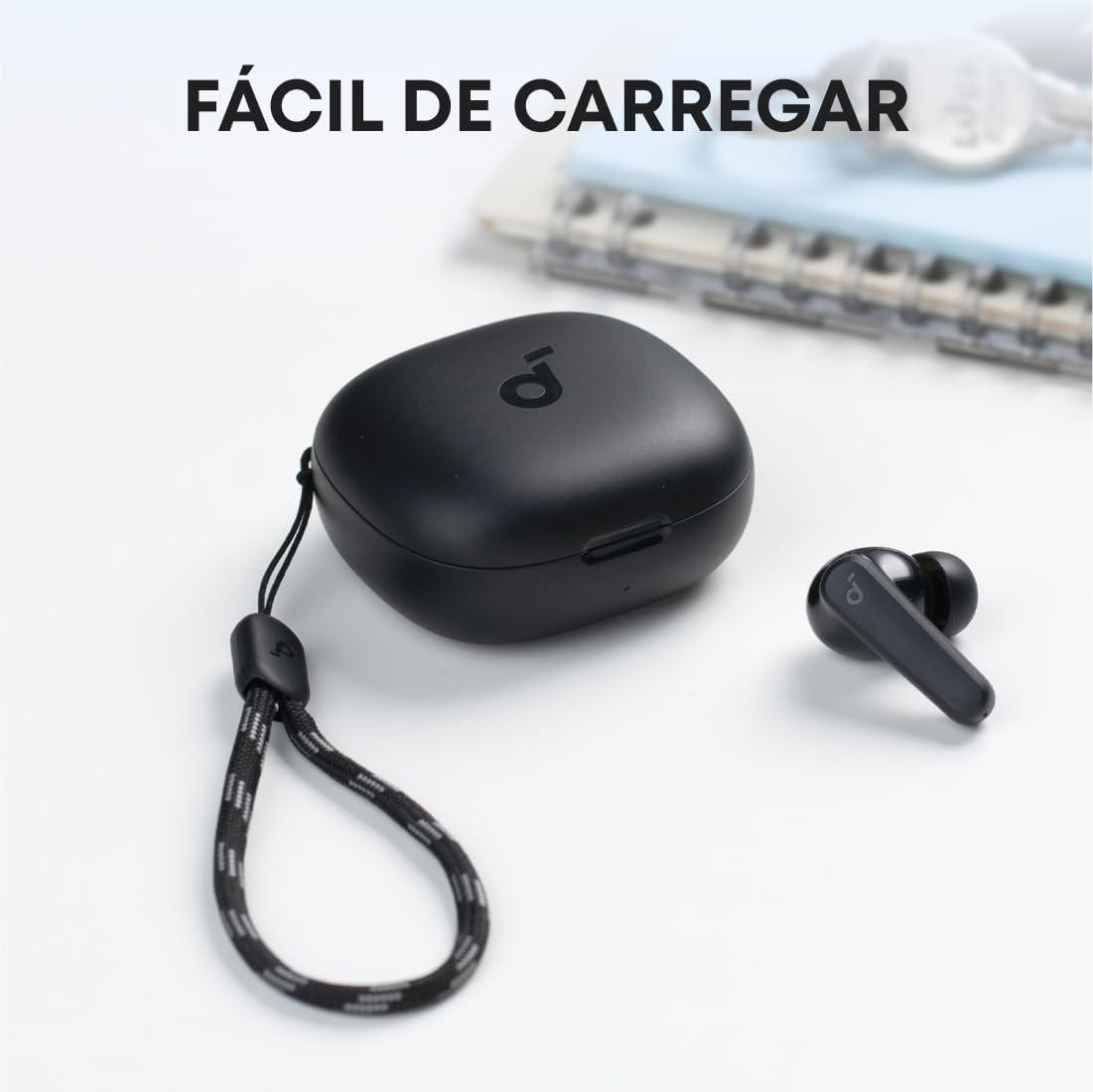Estojo de carregamento do Soundcore P20i com alça para transporte e texto destacando facilidade de carregamento.