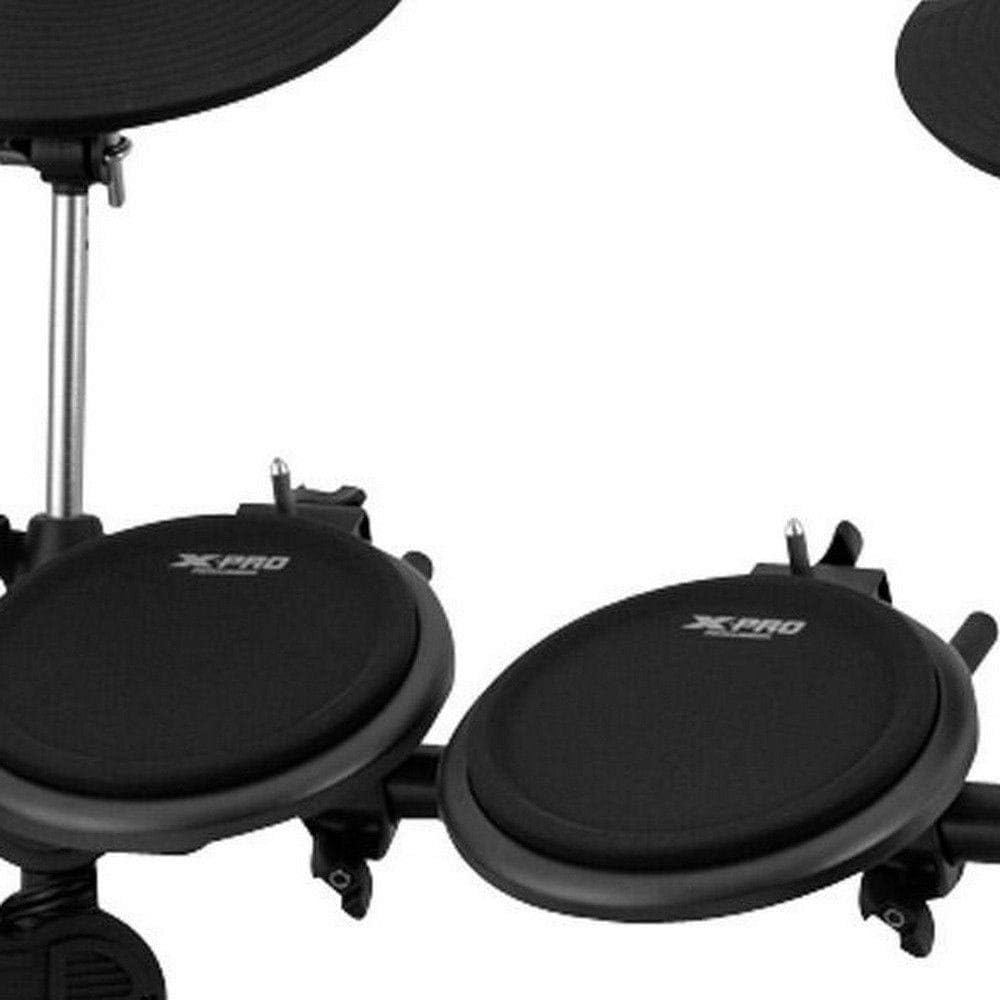 Close dos pads pretos da bateria eletrônica Ibanez ED100 com marca XPro
