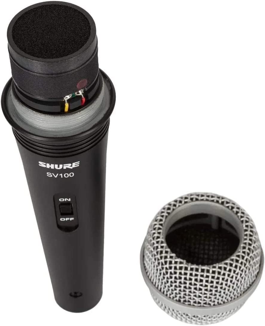 Microfone Shure SV100 com grade removida mostrando componentes internos e espuma acústica