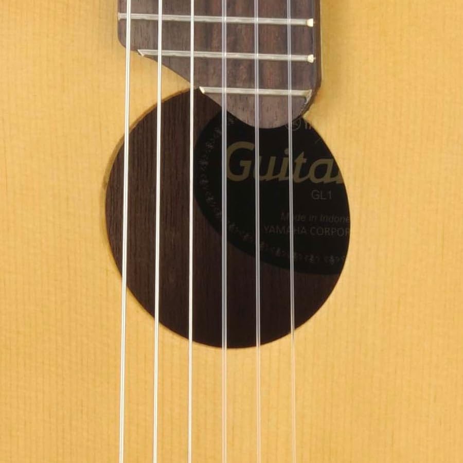 Detalhe da boca e tampo de madeira natural da Yamaha GL-1 Guitalele com cordas de nylon.