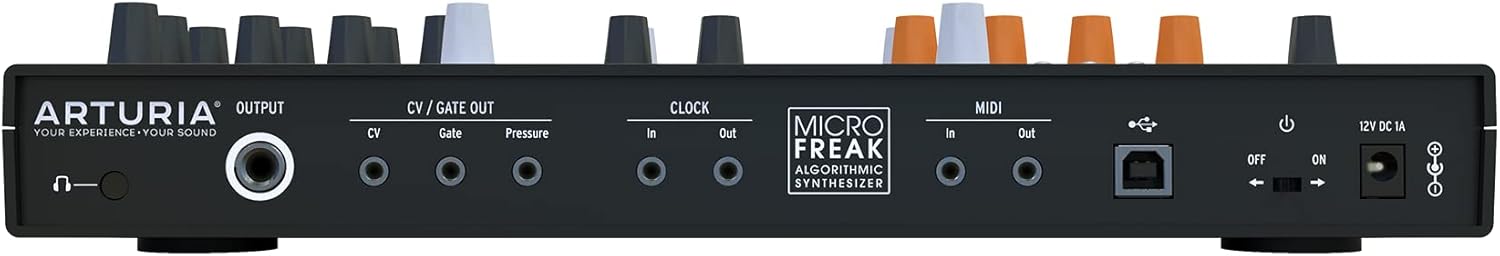 Painel traseiro do sintetizador Arturia MicroFreak com conexões áudio, CV/Gate, Clock, MIDI, USB e energia.