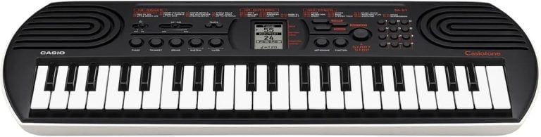 Casio Casiotone SA-81 teclado portátil compacto com 44 mini teclas, painel com botões e display LCD