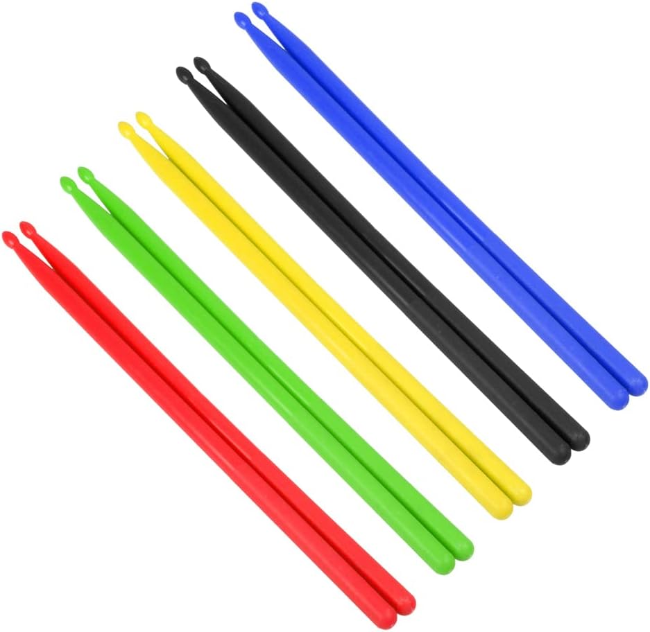 Cinco pares de baquetas de bateria OriGlam 5A em vermelho, verde, amarelo, preto e azul com ponta de nylon