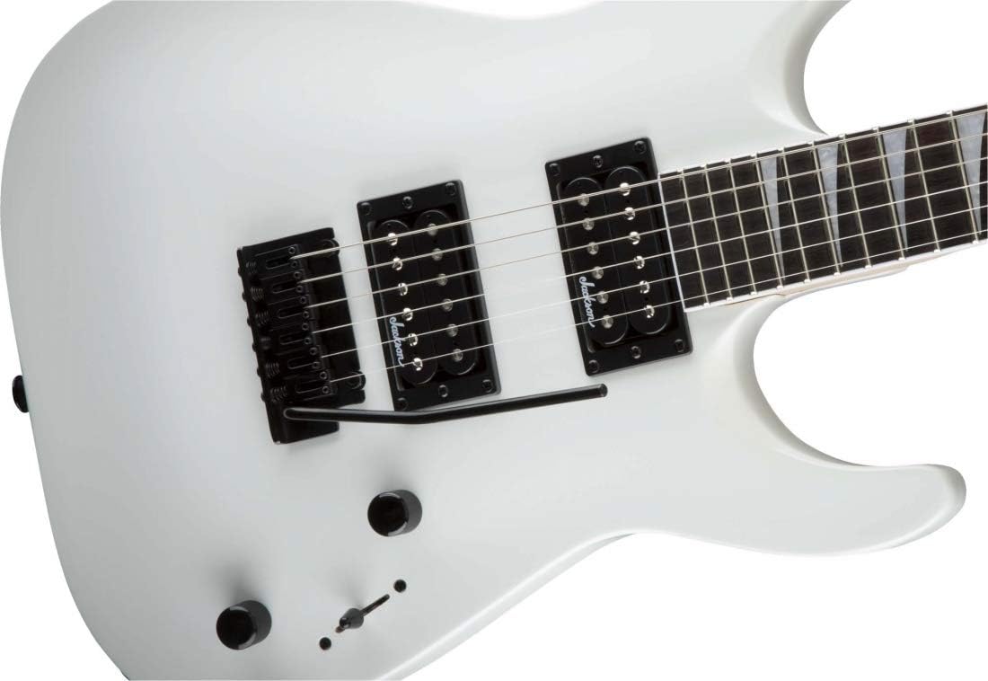 Close dos captadores black humbucker e ponte tremolo da guitarra elétrica Jackson JS Series Dinky Arch Top JS22 branca