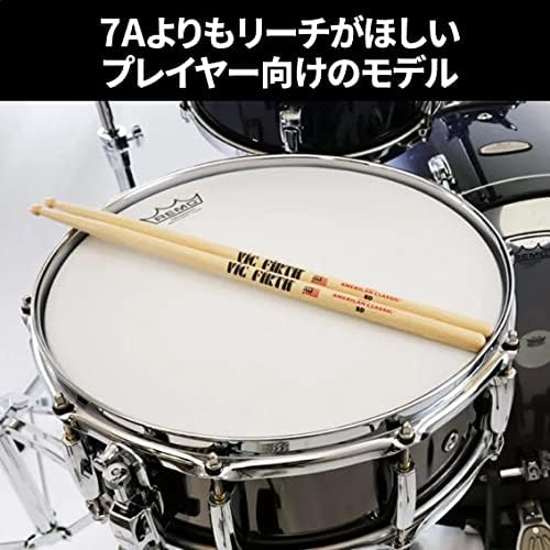 Baquetas Vic Firth American Classic 8D sobre tambor com texto em japonês acima.