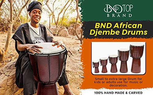 Homem tocando tambor djembe artesanal B.N.D TOP com vários tamanhos do tambor mostrados ao lado