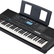 Teclado Yamaha PSR-E473 portátil preto com 61 teclas, tela LCD e alto-falantes embutidos