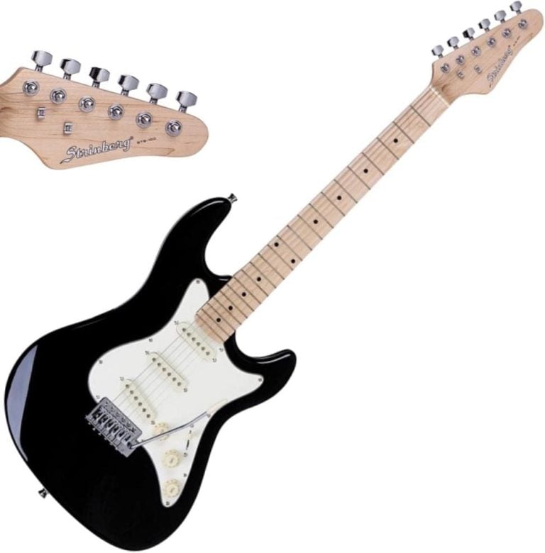 Guitarra elétrica Strinberg Strato STS-100 preta brilhante com 3 captadores, braço claro e ponte tremolo.