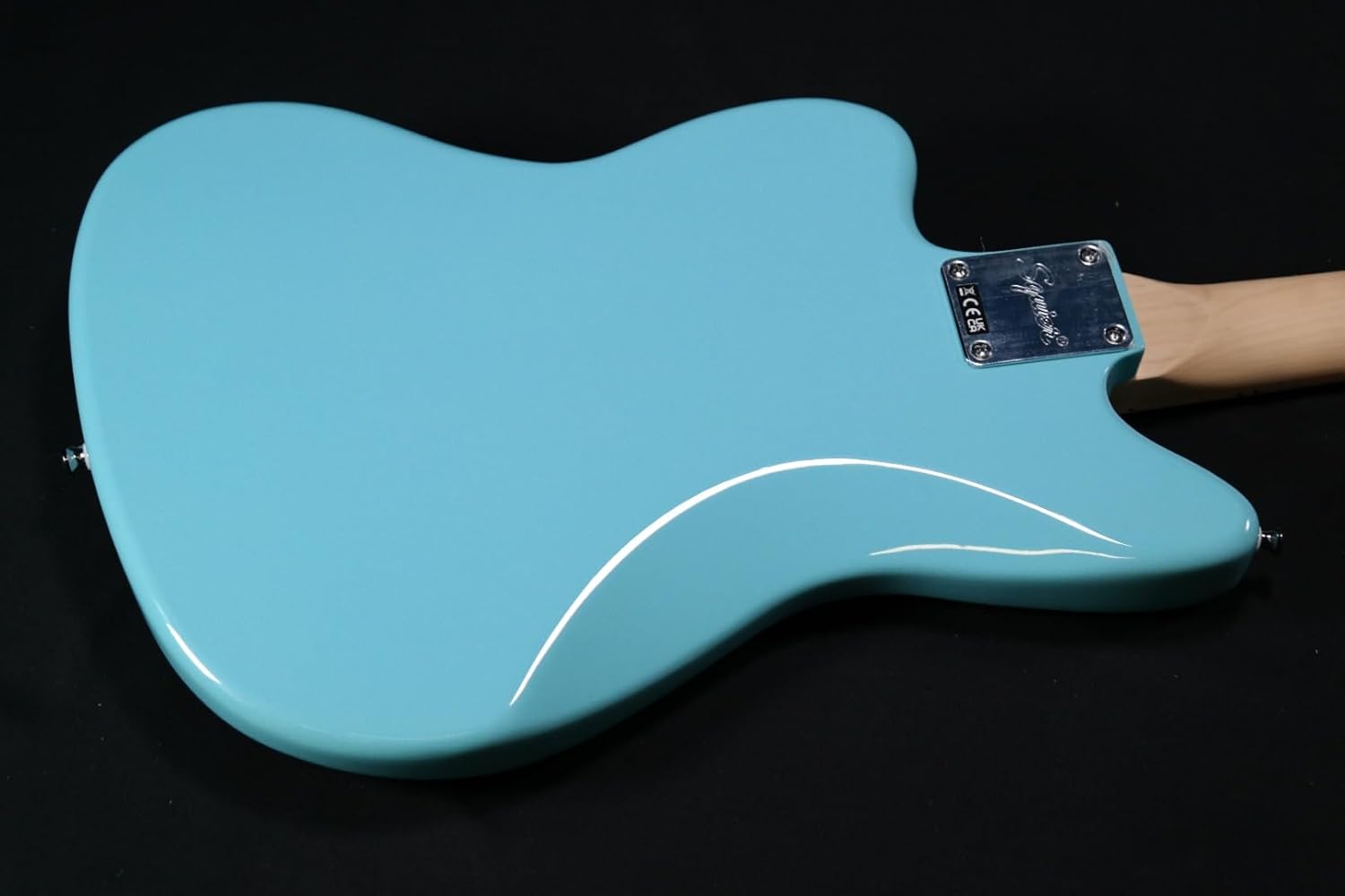 Parte traseira da guitarra Squier Mini Jazzmaster HH azul claro mostrando acabamento e placa do braço