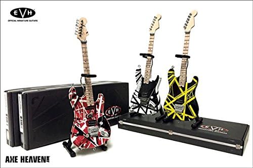 Três mini guitarras AXE HEAVEN EVH003 em cores vermelha, branca e amarela com listras pretas, em suportes sobre caixas pretas.