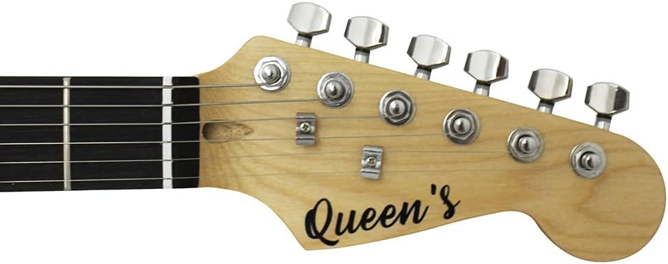 Headstock da guitarra elétrica Queen's ST em madeira clara com logo preta e cravelhas cromadas