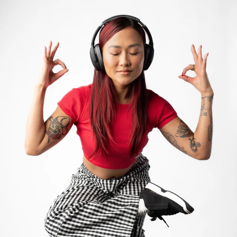 Mulher usando Skullcandy Crusher Evo Wireless preto em pose meditativa mostrando conforto do fone