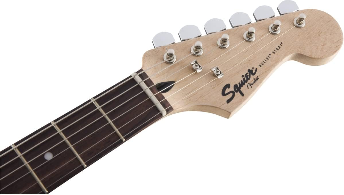 Headstock da guitarra Squier Bullet Stratocaster de madeira clara com seis tarraxas cromadas.