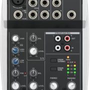 Mesa de som Behringer Xenyx 502s com 5 canais, mostrando entradas, controles de ganho, EQ, pan, níveis, e indicadores de áudio.