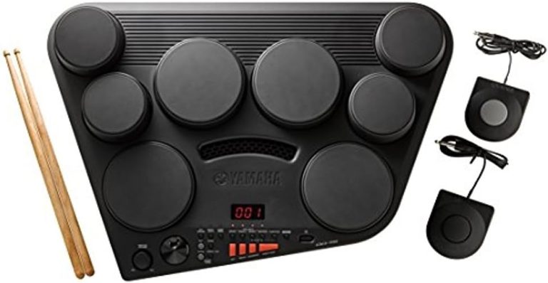 Bateria eletrônica portátil Yamaha DD75 preta com 8 pads, 2 pedais e baquetas, vista superior
