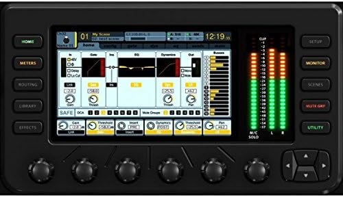 Tela colorida da Behringer X32 RACK mostrando interface digital com botões físicos e indicadores LED.