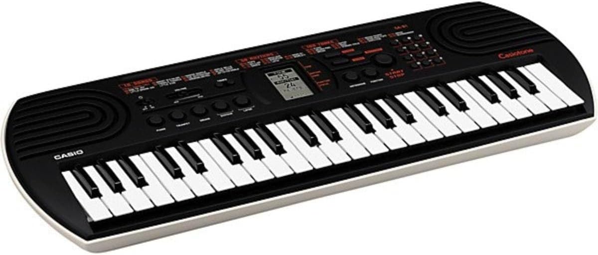 Teclado Casio Casiotone SA-81 portátil com 44 mini teclas preto visto de lado