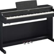 Piano digital Yamaha Clavinova Arius YDP165B preto com 88 teclas e três pedais
