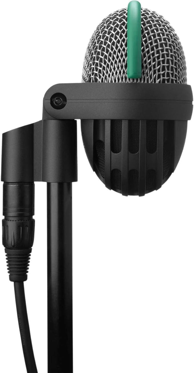 Microfone AKG D112 MKII preto para instrumentos graves vista lateral com cabo e suporte