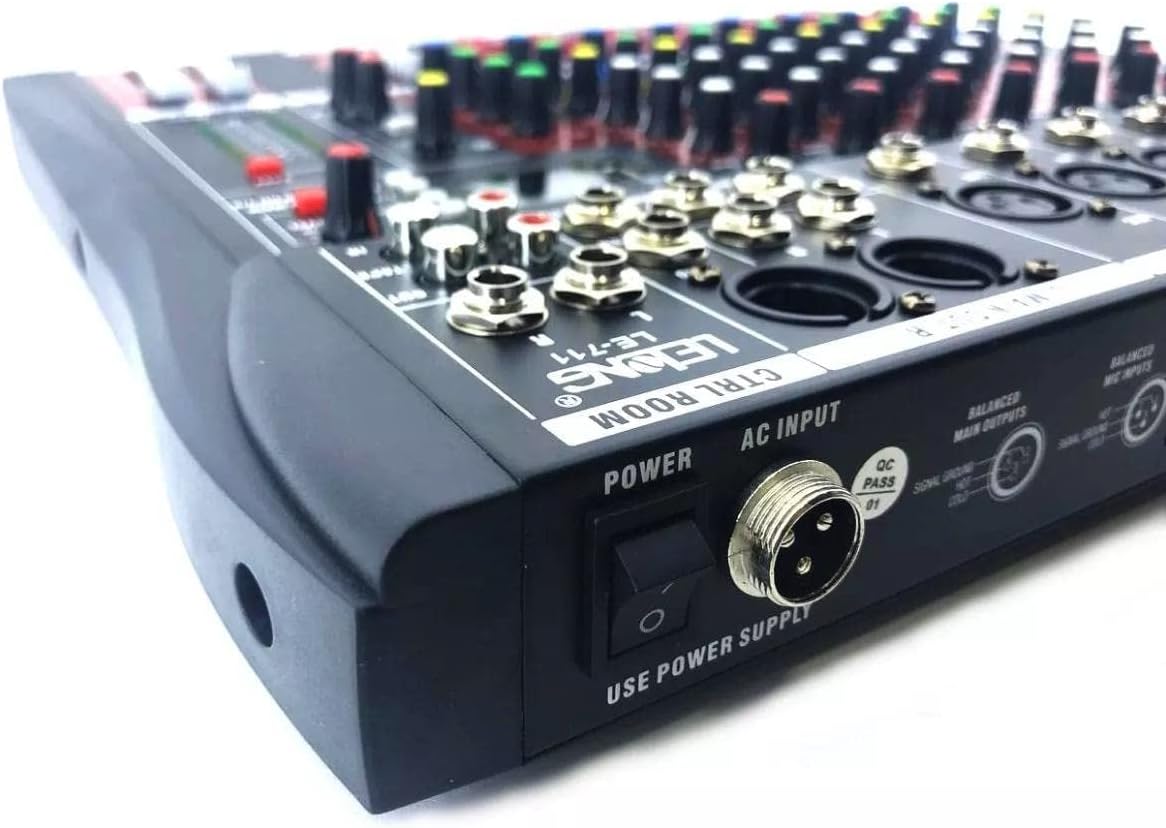 Mesa de som Lelong LE-711 vista lateral com conexões e controles