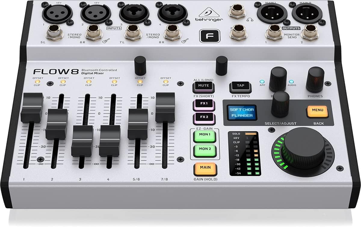 Vista frontal esquerda da mesa de som digital Behringer Flow 8 com controles e conexões visíveis.
