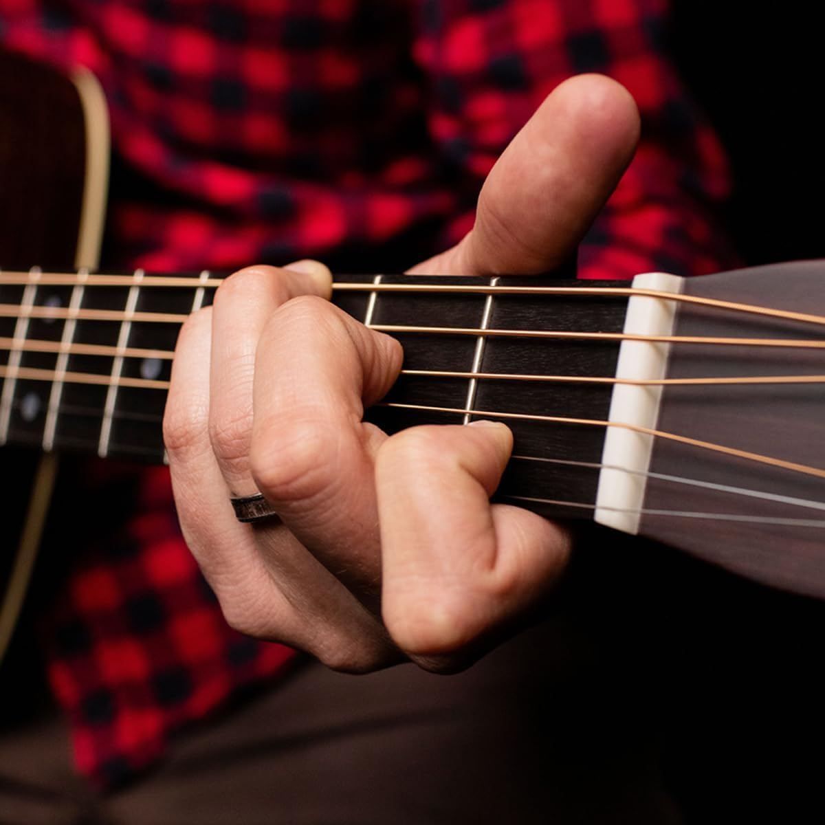 Mão tocando violão acústico com cordas Martin Authentic Acoustic Lifespan 2.0 bronze