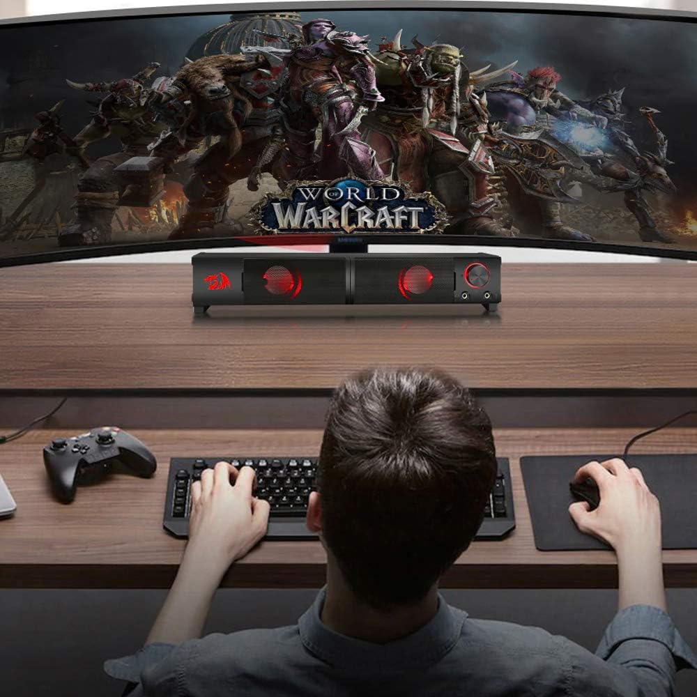 Setup gamer com monitor ultrawide e Redragon Orpheus GS550 soundbar com LEDs vermelhos para áudio estéreo 2.0.