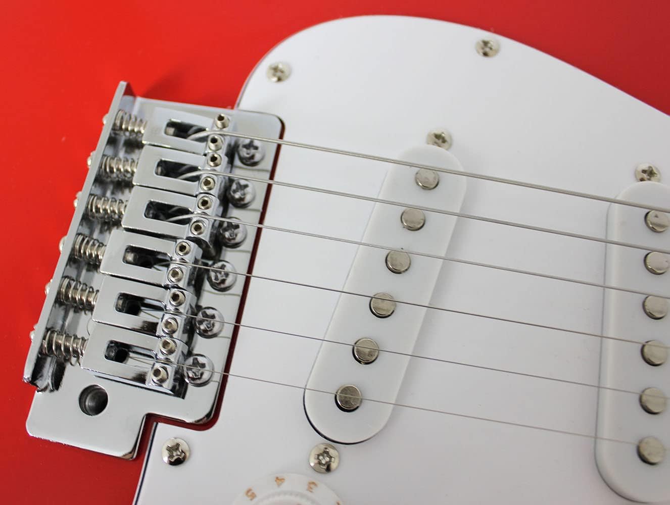 Detalhe da ponte e captadores da guitarra elétrica Queen's ST vermelha com escudo branco
