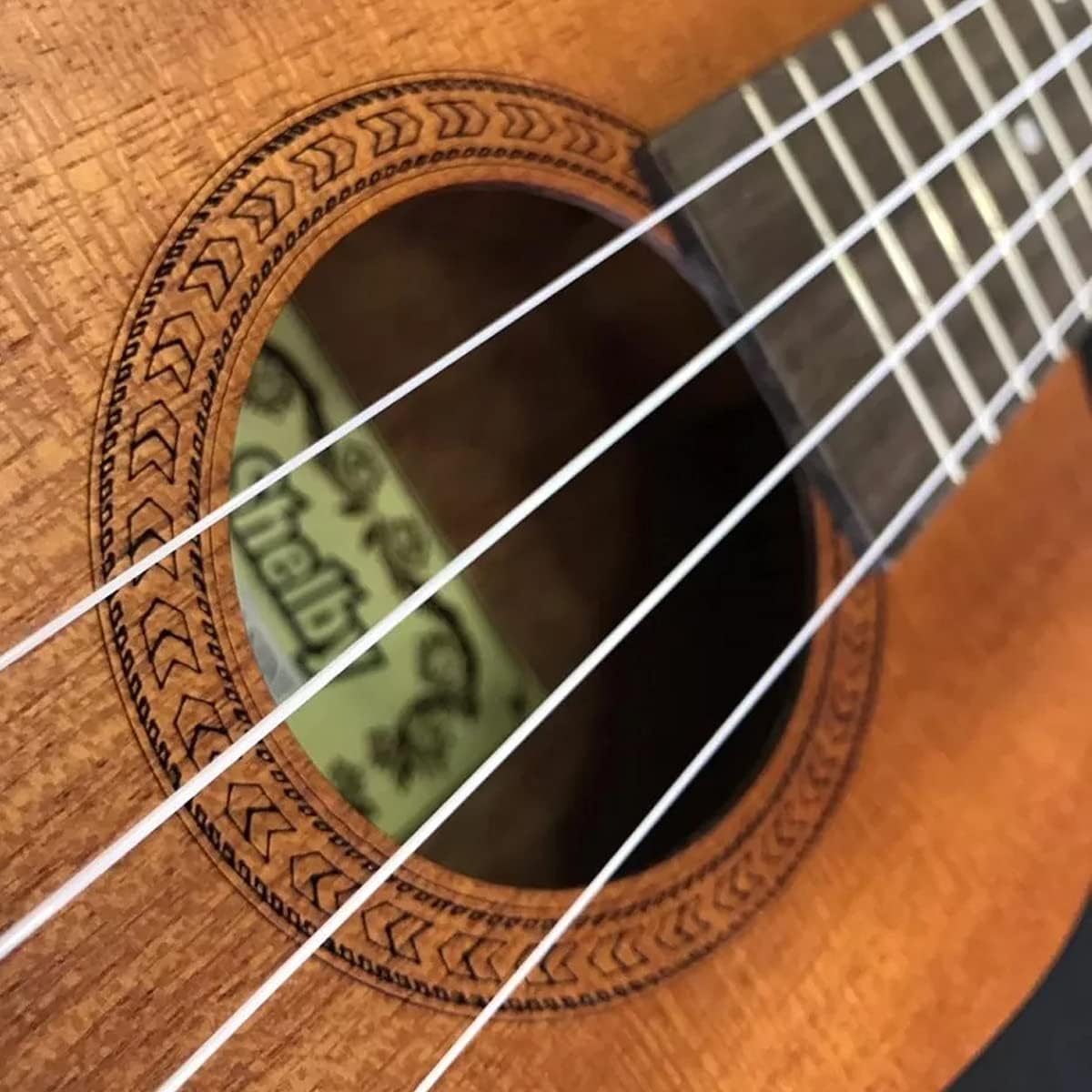 Boca de ressonância com decoração e cordas do ukulele Shelby SU23M Concerto acústico em mogno