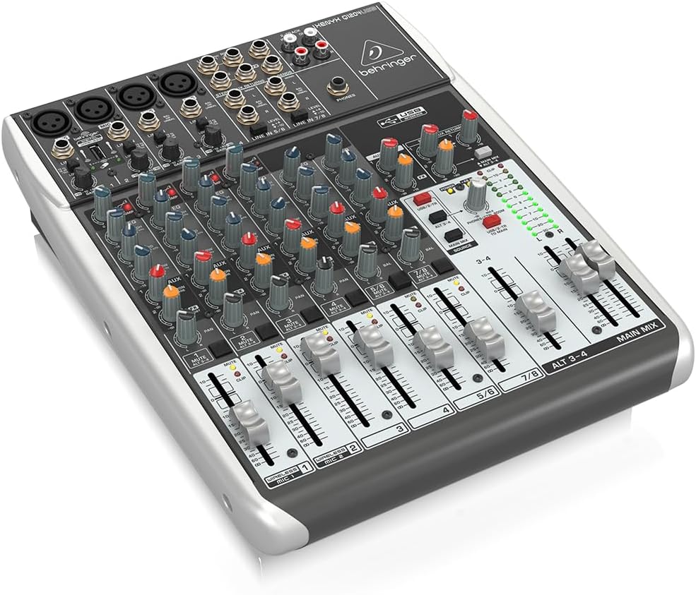 Mesa de som Behringer Q1204USB vista em ângulo mostrando controles e entradas XLR, RCA e USB