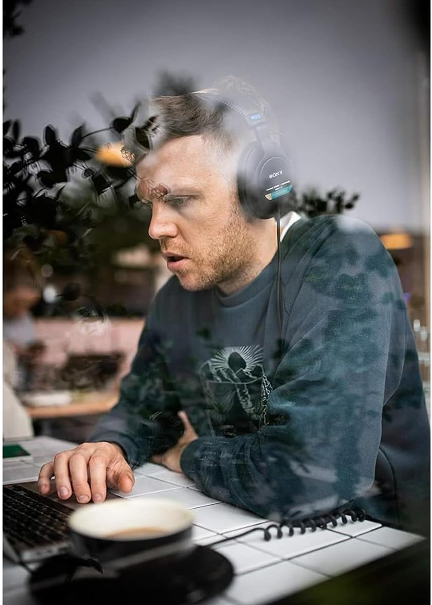 Homem usando fone de ouvido Sony MDR-7506 over-ear fechado com fio